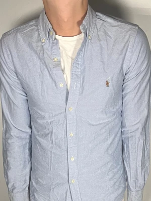 Ralph Lauren skjorta - 👕 Plagg: Skjorta                                                     📏 Storlek: S                                                                🏷️ Märke/Modell: Ralph lauren Slim Fit                                   ✨ Skick: Fint skick                                                        💬 Vid frågor är det bara att skriva!                                                                                          🛍️ Gramenti