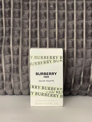 Burberry Her Eau de Toilette 30ml - Burberry Her Eau de Toilette 30ml  Se bilder för mängd kvar och noter och batchkod. Köpt på flaconi vilket är en legit sida att köpa äkta parfymer på. Beställnings/kvitto visas vid intresse av köp. Självklart äkta. Förvarad mörkt och svalt 