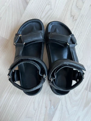 Svarta sandaler från Blankens - Säljer ett par svarta sandaler i skinn från Blankens. Sandalerna är i mycket fint skick då de är provade två gånger.