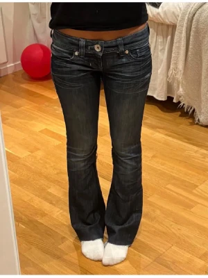 Mörkblå bootcut jeans med låg midja - Säljer mina älskade supersnygga lågmidjade mörkblå bootcut jeans från guess i storlek 25💓. 