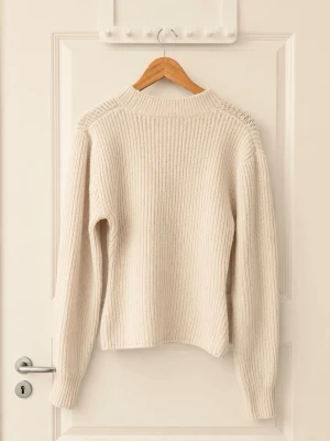 Vit ribbstickad tröja - Säljer en vit (ser beige ut op bilden) ribbstickad tröja med rund hals och långa ärmar. Tröjan har en enkel och stilren design med diskreta detaljer vid axlarna. Perfekt för lager på lager och passar till det mesta i garderoben😌DM FÖR FLER BILDER💕