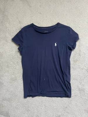 Ralph Lauren t shirt  - Har en liten fläck. 