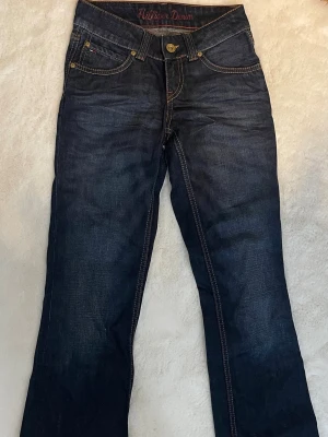 Mörkblå bootcut jeans Hilfiger Denim - Mörkblå bootcut jeans från Tommy Hilfiger. Waist 25 och length 32.