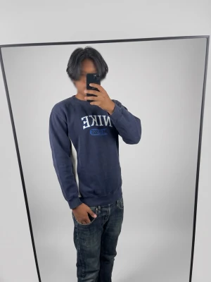 Nike vintage tröja - Marinblå Nike sweatshirt i mycket fint skick. Väl omhändertagen, inga hål eller större slitningar. Säljs då den inte används.