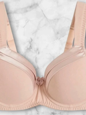 Ljusrosa push-up bh med rosett - Söt ljusrosa push-up bh med vadderade kupor och dekorativ rosett framtill. Bh:n har breda axelband och en snygg satinliknande detalj längs kuporna. Perfekt för dig som vill ha en enkel men ändå elegant bh.Tyvärr visade den sig vara för stor för mig, och jag missade returtiden eftersom jag åkte på semester.  Storlek: 105E.                                                              Köpt för 279 kr. Sista bilden är hämtad från produktens sida.