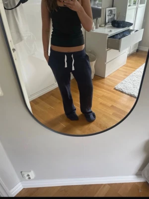 Mörkblå mjukisbyxor med dragsko - Säljer mina russemerch byxor för att de är tyvärr för stora på mig. Därför har jag inte fått någon användning för dem. Så de är som nya. Skriv vid frågor eller prisförslag💕