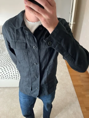 Mörkgrå overshirt med knappar - Säljer en sjukt snygg 100% linne overshirt, ett ”premium plagg” från Massimo Dutti tillverkad i linne. Overshirten är snyggare i verkligheten än på bild! ✌🏼😁——————————————————————————                                                                      📐| Storlek: M (SITTER SOM L!)                                                           👖| Märke: Massimo Dutti                                      🔎| Skick: Mycket Fint                                                      💵| Nypris: Över 2000kr 