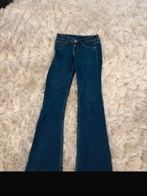 Lågmidjade bootcut jeans - Från hm, storlek 32, nästan aldrig använda