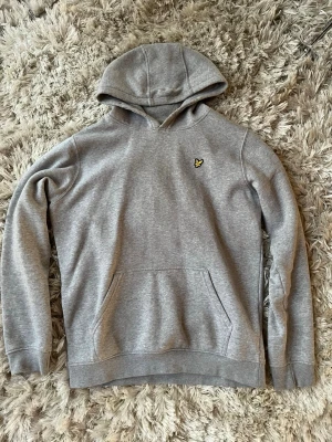 Grå lyle&scott hoodie - Tjena, säljer denna lyle&scott hoodien i storlek M då jag börjat växa ur den. Den är i väldigt fint skick och inga defekter. Skriv om du undrar något. Pris kan diskuteras vid snabb affär.
