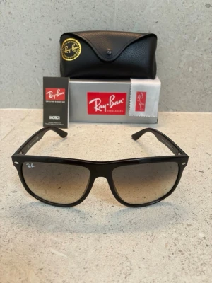 Ray-Ban Boyfriend  - Tjena! Säljer nu dessa riktigt feta Ray-Ban Boyfriend. De är i storlek ”60” och i färgen svart. Funkar perfekt nu under sommaren och vid frågor eller funderingar är det bara att höra av sig!🕶️☀️