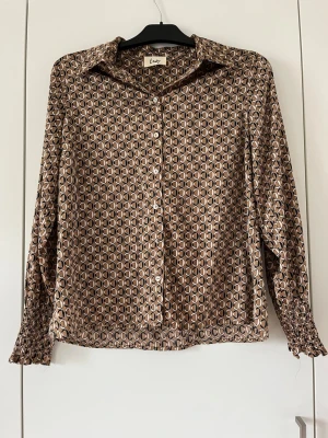 Super snygg blus  - Materialet är siden tror jag.                                              Det står ingen storlek men skulle säga S/M, mer åt M. 