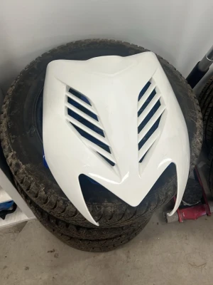 Vit tunr framkåpa Aerox - Säljer en sprillans ny TunR framkåpa från Twostroke till Yamaha aerox 03-12.