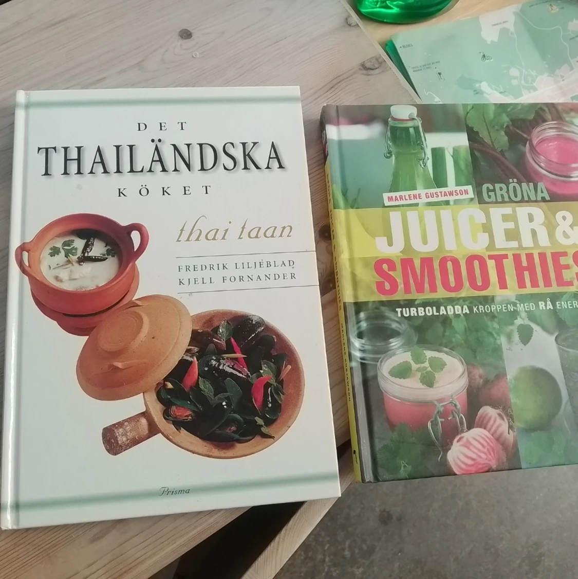 Två kokböcker: Thailändskt & Juicer / 2 för 20 kr