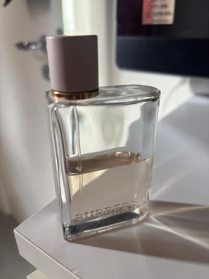 Burberry Her, EdP - Burberry her, EdP 50 ml. ca 45% kvar.   TOPPNOTER:  Jordgubb, Björnbär, Citron, Hallon, Mandarinapelsin, Surt körsbär, Svarta vinbär  HJÄRTNOTER: Jasmin, Viol  BASNOTER: Bärnsten, Ekmossa, Kashmir, Mysk, Patchouli, Träiga noter, Vanilj