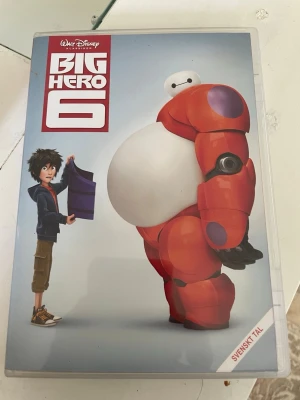 Big Hero 6 DVD med svenskt tal - DVD-film av Disney, Big Hero 6, med svenskt tal. Omslaget visar huvudkaraktärerna Hiro och Baymax i färgstark animerad stil. Filmen är animerad och passar för åldrar från 7 år. Perfekt för dig som gillar actionfyllda och roliga familjefilmer.