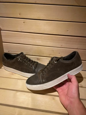 Bruna låga sneakers i mocka - Hej säljer nu dessa bruna lanvin skorna Skick: 7/10 Inga skador bara slitna  Storlek:9 som är samma som 43  Låda och dustbag ingår ej  Hör av dig vid frågor