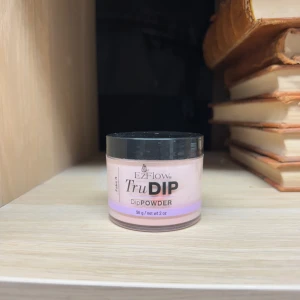EzFlow TruDIP Dip Powder rosa - EzFlow TruDIP Dip Powder i en ljusrosa nyans, detta är ett dipping powder. Kommer i en rund burk med svart lock och innehåller 56 g pulver. . Har lite repor/damm på förpackningen pga att den legat bland andra burkar, men inga problem med produkten