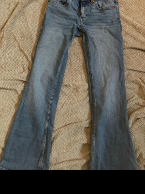 Ljusblå bootcut jeans - Säljer ett par ljusblå bootcut jeans från lager 157. Jeansen är i storlek S och längden är short.💕