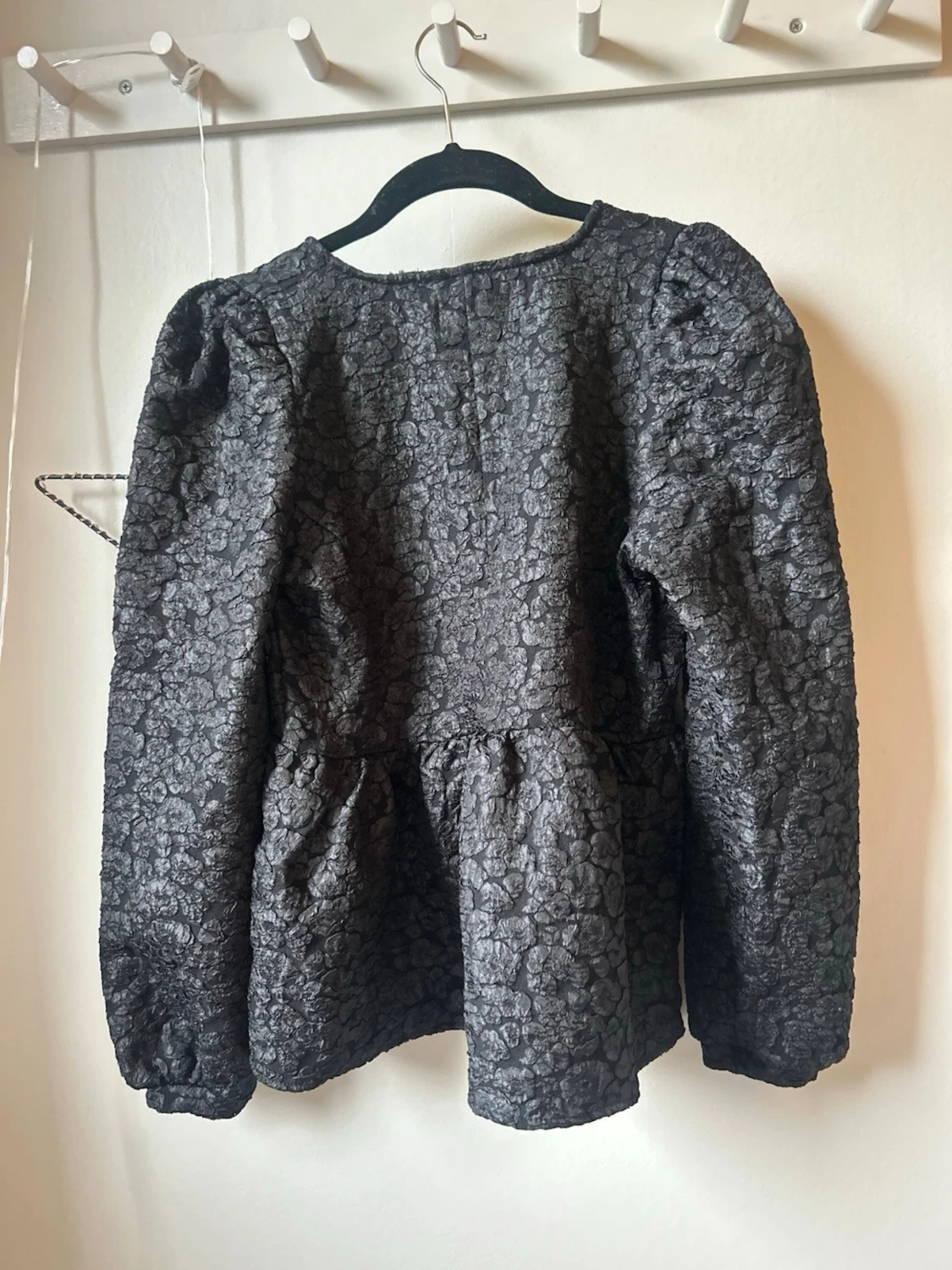 Svart blus med struktur och v-ringning - 2