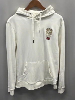 Morris hoodie - Liten fläck på ryggen samt ärmen som säkert går bort om man har bra medel. Annars är den fint dkick