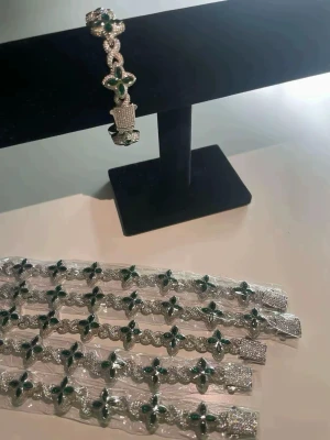 Fyrklöver Diamantarmband  - Våra fyrklöver-diamantarmband i grönt 🍀 är gjorda av stark mässing och har glittrande cubic zirconia-stenar som verkligen skiner  Finns i 18 cm, samt 20 cm i större storlek – endast ett fåtal kvar i lager!   Obs: Undvik dusch och bad med armbandet för att det ska hålla sig fint så länge som möjligt. 💚