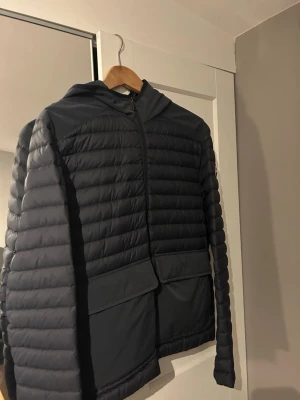 Colmar jacka  - Säljer nu min litet använda och schyssta höst och vår jacka från Colmar, nypris är 4000kr. Mitt pris 1500. Storlek S, pris är ej hugget i sten!hör av er vid minsta fundering!