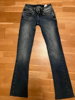 Mörkblå LTB jeans!  - Snygga LTB jeans W24 L36.                                               Har vikt upp dem med några trådar men superlätt att lägga ner kan göra det innan köp ! 