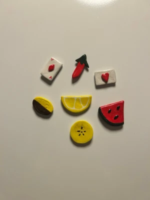 Handgjorda kylskåpsmagneter!🤗 - De här kylskåpsmagneterna har jag gjort helt från grunden! De är i luftorkande lera som jag sedan slipat, målat och lackat! 35kr/st, 60kr för 2, 145kr för alla 5❤️