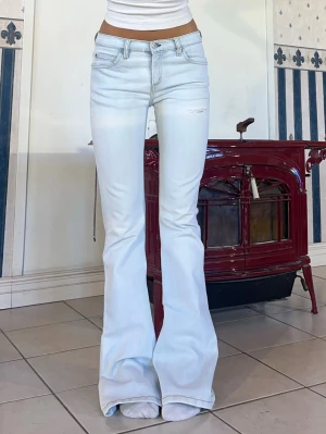 jeans - Midjemått 77cm (37cm rakt över)❣️ innerbenslängd 86cm❣️ jag är 165