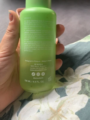 Smuuti Skin Pear Balance Toner - Fräsch ansiktstoner från Smuutiskin med päronextrakt och PHA. Kommer i en snygg, matt ljusgrön plastflaska på 130 ml. Perfekt för att återfukta och balansera huden i din dagliga hudvårdsrutin.lite använd.