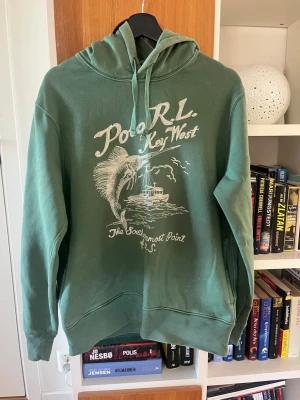 Polo Ralph Lauren ”key west” hoodie - Säljer en grön hoodie från Polo Ralph Lauren som är sparsamt använd och svår att få tag på säljer för att den har blivit för liten. Passar true to size
