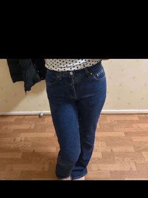 Flare jeans från gina - Flare jeans från Gina, strl 32, aldrig använd 