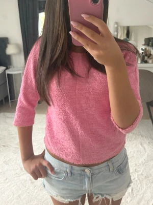 Rosa tröja med trekvartsärm - Söt rosa topp med trekvartsärm och mjuk, frottéliknande känsla. Perfekt till både jeans och kjol. Enkel och stilren design utan synliga mönster eller detaljer.