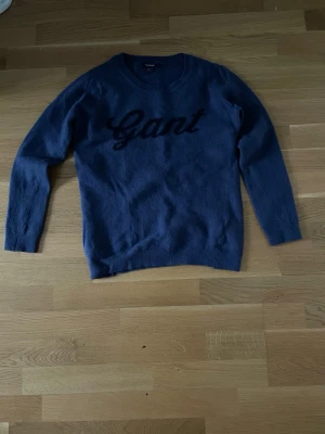 Blå stickad tröja från Gant - Taggen säger s men skulle säga att den är xs