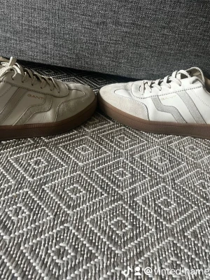 Beige sneakers från Gant - Snygga beige sneakers från Gant med ovandel i mocka och läderdetaljer. Skorna har en klassisk låg siluett och bruna gummisulor som ger en retrovibe. Perfekta för dig som gillar stilrena och tidlösa sneakers.