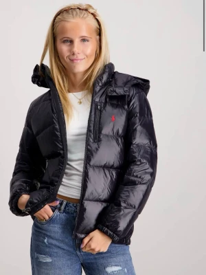 Svart dunjacka från Polo Ralph Lauren - Snygg svart dunjacka från Polo Ralph Lauren med huva och dragkedja. Jackan har en liten röd logga på bröstet och en bröstficka med dragkedja. Perfekt för höst och vinter! Den är i storlek XL barn och sitter som en S! Använd en vinter men helt utan skador. PRIS KAN DISKUTERAS. Köpt för 3795kr