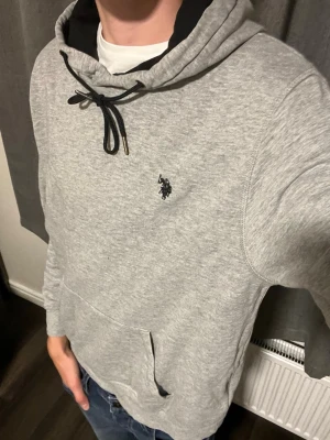 Hoodie U.S. Polo ASSN. - Snygg grå hoodie från US Polo Assn. Storlek M egentligen men väldigt liten i storleken. Så passar stl. S mycket bättre. Bara att skriva vid frågor! 