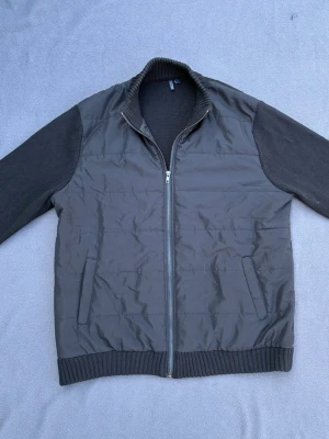 Svart cardigan  - Svart stickad cardigan, perfekt nu mot hösten. Storlek L, man bör vara 185+ för att den ska passa, för stor för han på bilden. Fint skick.