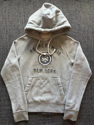 Abercrombie & fitch hoodie ~ sällsynt  - Säljer nu denna sjukt snygga Abercrombie & Fitch hoodien | st M ~ 175–185cm | passar perfekt nu till kyligare dagar! Modellen produceras inte längre och är därav väldigt sällsynt. Kan även gå ner lite i pris vid snabb affär🍁🫶