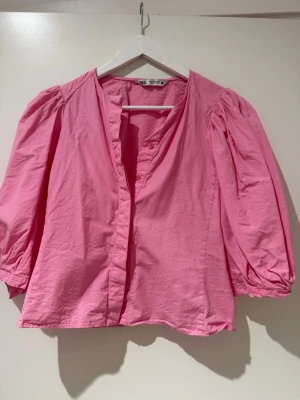 Rosa blus  - Säljer nu denna fina blusen från Zara med puffärmar i storlek XS💕använd 1 gång