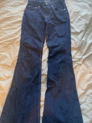 Midwaist bootcut jeans - Ett par jättesnygga bootcut Jeans från Gina med en mörkblå färg. Kommer passa perfekt på hösten och vintern.