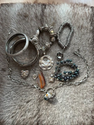 Smyckespaket  - Blandat smyckespaket med flera unika smycken – armband, halsband och hängen. Olika stilar, former och detaljer ✨  Säljs tillsammans som ett paket.  🤎 BUDAS UT PÅ LIVE! 🤎 Denna kommer att budas ut på min Plick Live 25 augusti kl. 19:00 🛍️