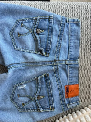 Ljusblå bootcut jeans från Tag Jeans - Säljer ett par ljusblå bootcut jeans från Tag Jeans med snygga detaljer på bakfickorna och kontrastsömmar. W28! Skriv vid funderingar! 💞