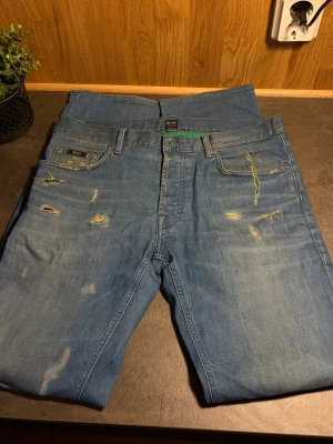 Hugo boss jeans  - 34/32 i bra skick, använda och syns vid bältes kanten då det är lite missfärgat men inget som syns annars. Straight passform 