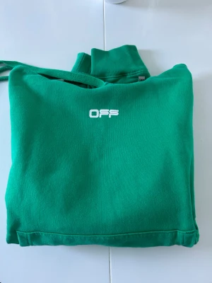 OFF-WHITE - Hoddie  - OFF-WHITE Caravaggio. Huvtröja. Storlek M.   Pris 2200. Nytt skick 