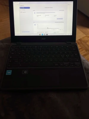 Acer Chromebook 511 – Fint skick + laddare & väska - Säljer en Acer Chromebook 511 i mycket fint skick. Datorn fungerar felfritt och är återställd till fabriksinställningar, redo för ny användare.  Specifikationer:  * Intel N100-processor * 4 GB RAM * ChromeOS * Batterihälsa: 100 % * 46 laddcykler  Ingår:  * Laddare * Laptopväska  Perfekt för studier, surf, streaming och vardagsanvändning.