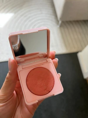 Caia glow blush - Caia glow blush peach sorbet. Kakan e lös men den är är knappt använd 