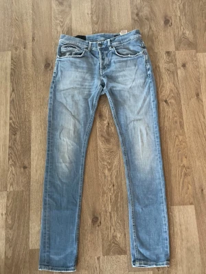 Dondupjeans - Säljer ett par helt nya ljusblå dondup jeans för endast 599kr!                                                              De är lite slitna nedanför gylfen inget som synds och knappt något man tänker på!                                                                 Nypris:3999kr därav väldigt bra erbjudande.             Modell: skinny fit                                                            Om ni har några frågor är det bara att fråga på!