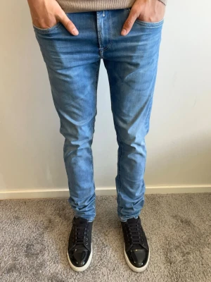 Replay Grover Jeans - Replay Grover Jeans i mycket fink skick med inga defekter! Mått midja 38,5 längd 109. Skriv vid fler frågor🤝