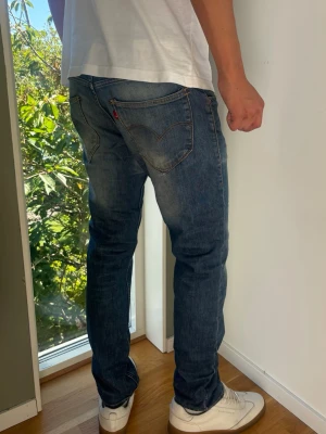 Levi's 519 vintage jeans W33 L32 - Levi’s 519 vintage premium jeans Klassisk blå tvätt med tydliga fades som ger jeansen extra karaktär, perfekta vintage jeans. Färg: Blå med tydliga snygga fades Passform: Straight Slim Storlek: W33 L32 Skick: B Grade. Lagade i grenen av professionell skräddare (påverkar inte användning) utöver det i toppskick. Mått (±1 cm): A: 45 cm B: 104 cm C: 18,5 cm D: 28 cm Passar okej på modellen på bilden som är 189 cm lång och 82 kg, men passar även om du är kortare. Kolla måtten!  Skickas snabbt!